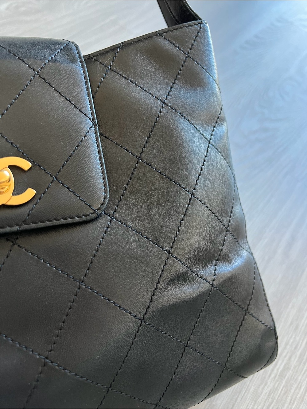 CHANEL Black Quilted Lambskin Shoulder Bag with Gold CC Hardware - Picture 4 of 14